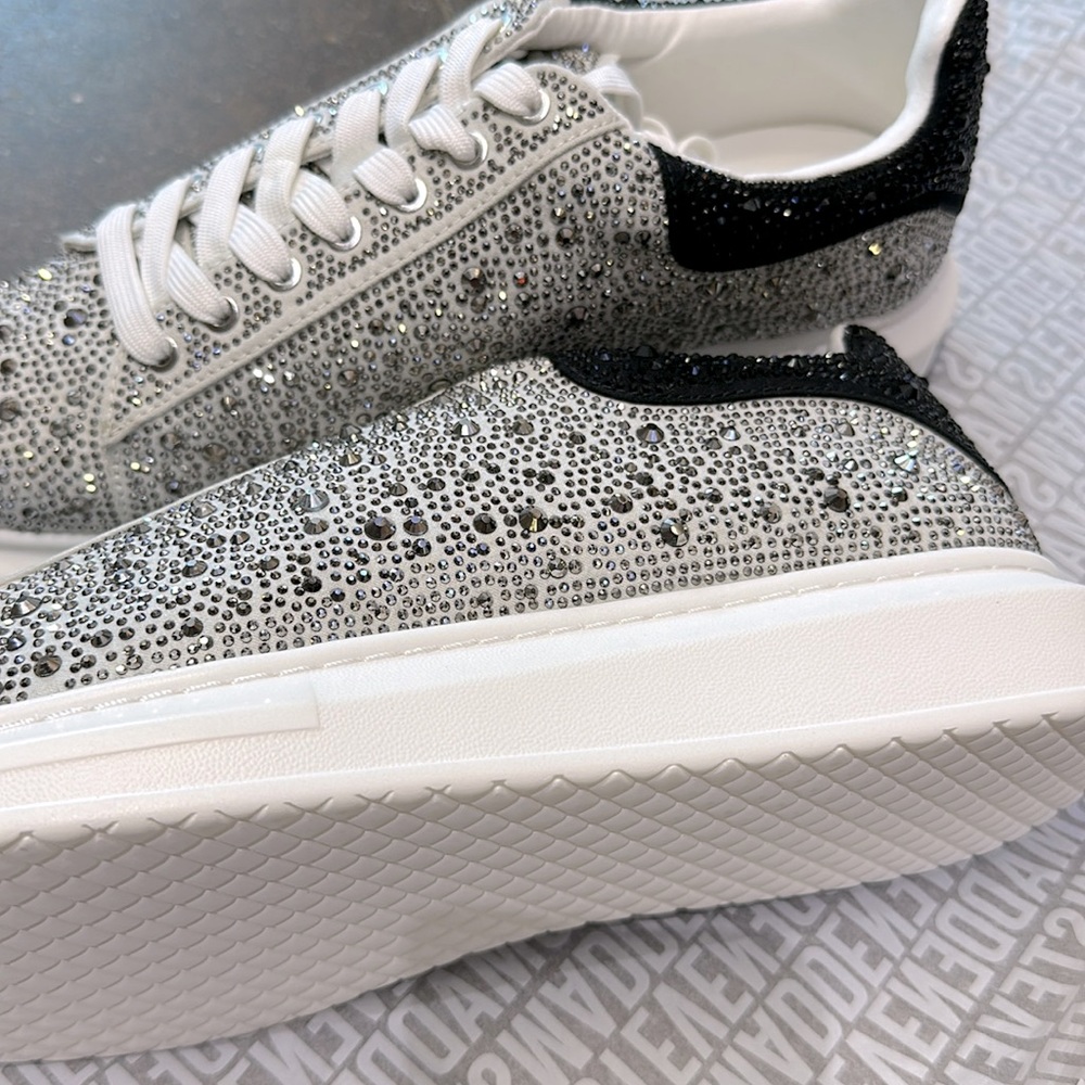 STEVE MADDEN “ICEBOX” SILVER MULTI. SIZE 10. BRAND NEW.